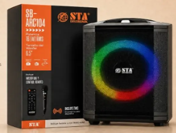 Parlante portátil STA SB-ARC104 de 6.5 pulgadas con anillo LED multicolor, junto a su empaque que incluye control remoto y micrófono.
