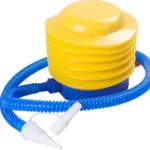 Bomba de aire manual con fuelle amarillo, base azul y manguera corrugada con dos boquillas blancas para inflar la pelota de yoga.