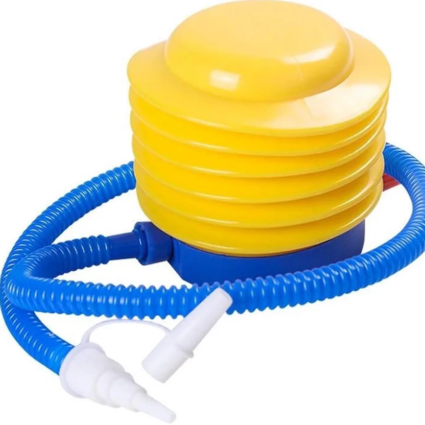 Bomba de aire manual con fuelle amarillo, base azul y manguera corrugada con dos boquillas blancas para inflar la pelota de yoga.