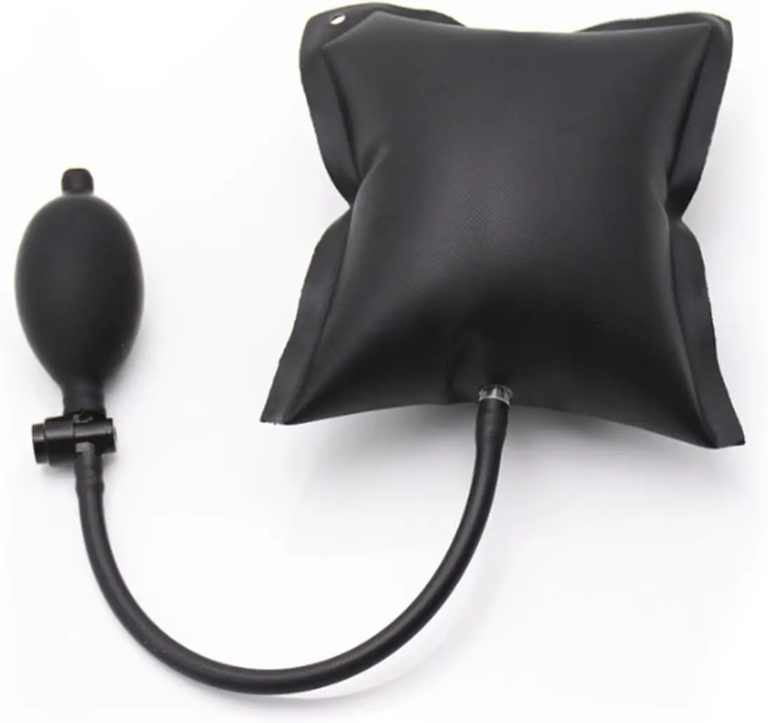 Cuña inflable de aire negra con bomba de mano de goma y manguera, ideal para nivelar puertas y muebles pesados.