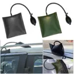 Cuña inflable de aire en negro y verde con bomba manual, mostrada su uso para nivelar puertas de automóviles.
