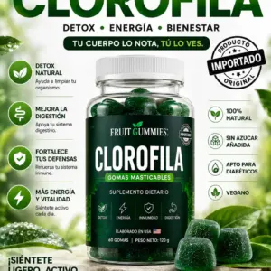 Frasco de 60 gomitas masticables de clorofila con tapa blanca y tres gomitas verdes semiesféricas sobre una piedra entre hojas naturales.