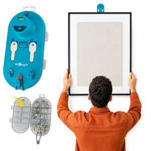Kit azul para colgar cuadros con nivel integrado y organizador plástico transparente con herrajes metálicos variados.