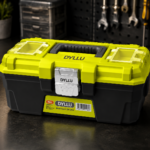 Caja de herramientas plástica DYLLU de 13 pulgadas, color amarillo y negro, con cierre metálico y compartimentos transparentes en la tapa.
