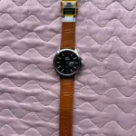 Reloj Orient de cuarzo con doble calendario y pulso de cocodrilo - Eleva tu presencia ejecutiva con precisión absoluta - Imagen 2
