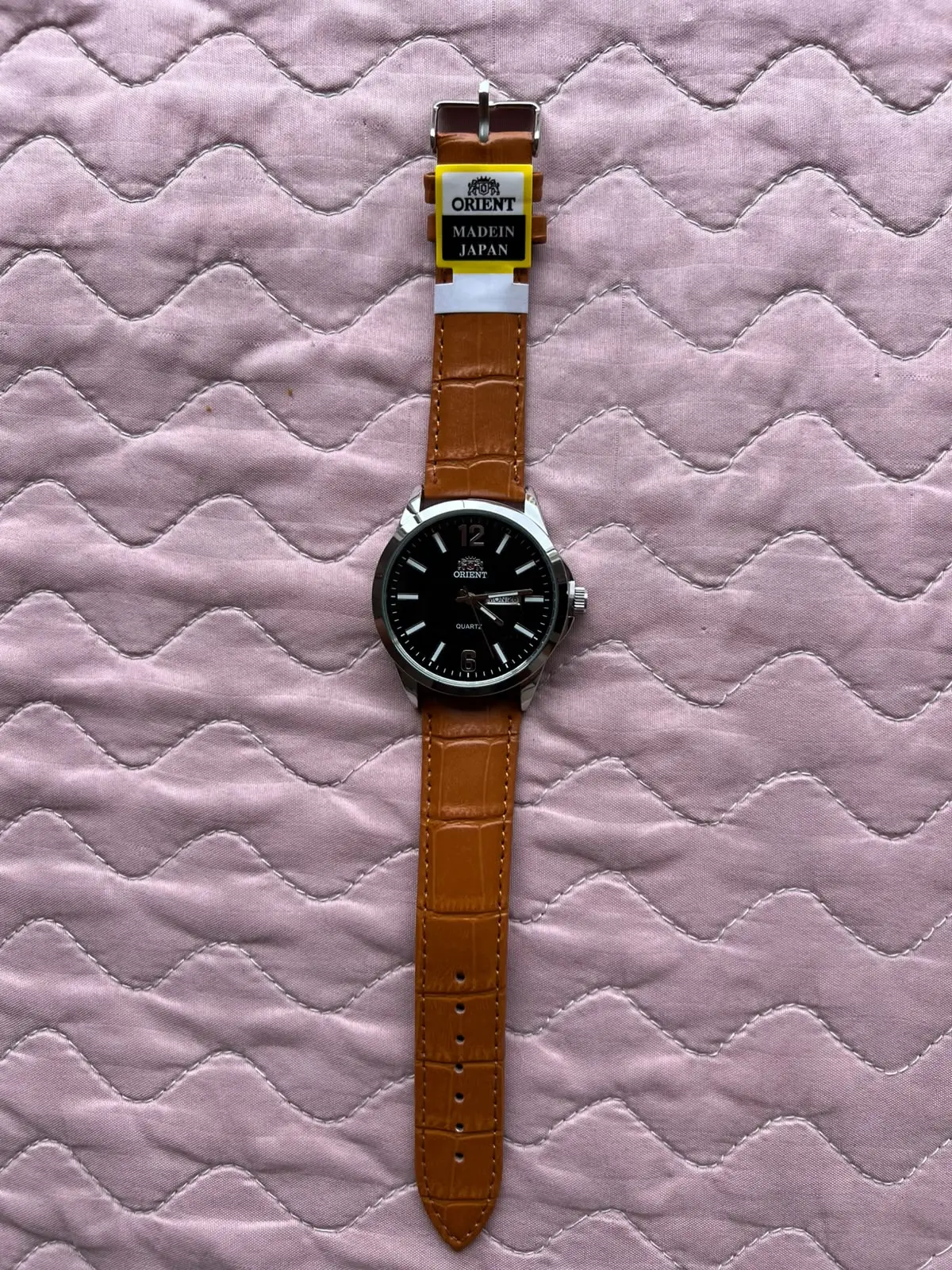 Reloj Orient de cuarzo con doble calendario y pulso de cocodrilo - Eleva tu presencia ejecutiva con precisión absoluta