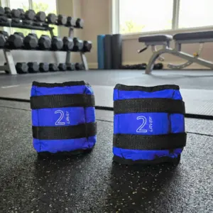 Par de pesas tobilleras Lavef de 2 kilos en piso de gimnasio