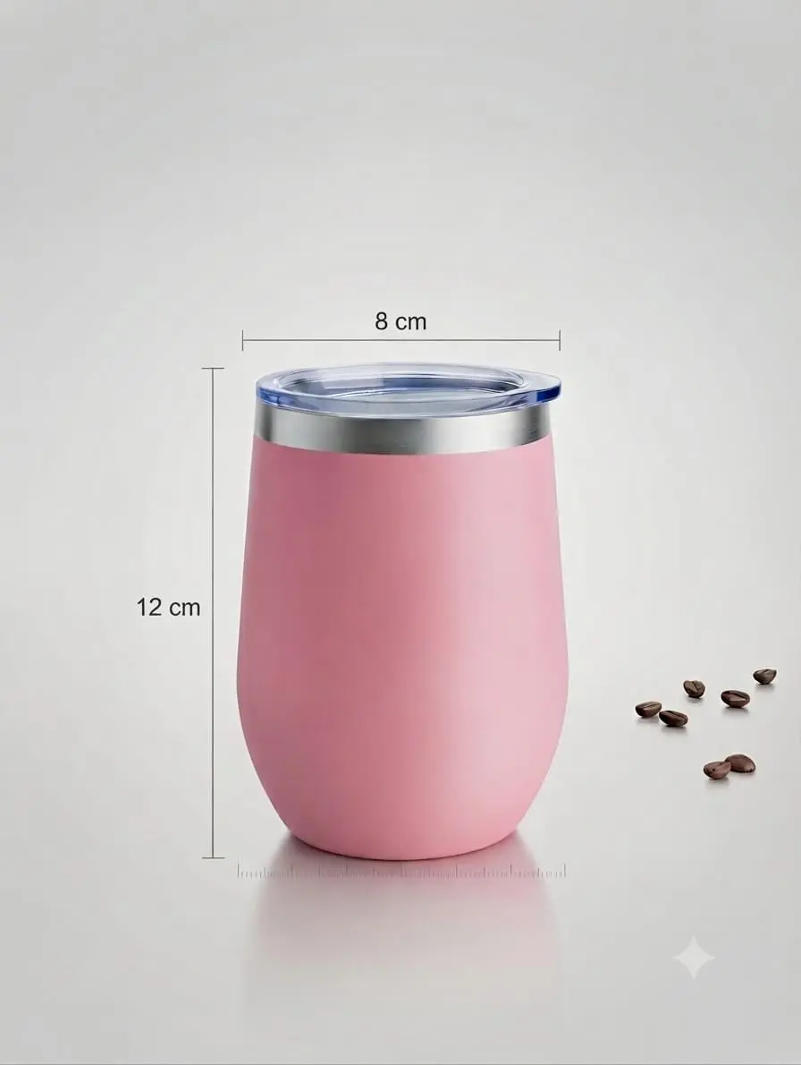 Vaso térmico rosa de acero inoxidable con tapa transparente, 12 cm de alto por 8 cm de diámetro, acompañado de granos de café.