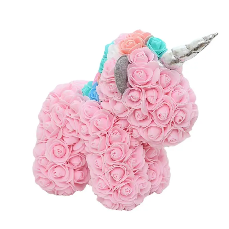 Unicornio decorativo de rosas eternas rosadas con cuerno plateado brillante y detalles en flores azul turquesa.