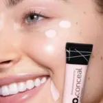 Tubo de corrector líquido facial Pro Conceal tono rosado con aplicador de brocha integrado