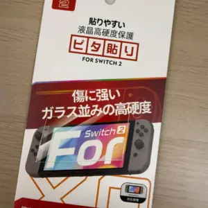 Empaque de vidrio templado protector de pantalla para Switch 2, con diseño blanco y rojo que muestra una de la consola portátil.