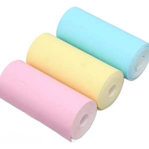 Tres rollos de papel térmico adhesivo de colores pastel, rosa, amarillo y celeste, dispuestos en diagonal sobre fondo blanco.