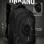 Mochila urbana negra con múltiples compartimentos, correas ergonómicas y reloj digital integrado en el bolsillo frontal.