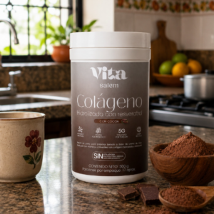 Colágeno hidrolizado Vita Salem con resveratrol sabor cocoa de 300g, junto a cacao en polvo y chocolate sobre un mesón de cocina.