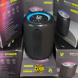 Parlante Bluetooth Romis negro mate con luz LED azul circular, sobre su caja de empaque junto a otras cajas del producto.