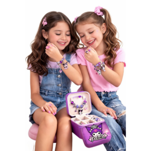 Kit de pulseras infantiles Kuromi con dijes morados, anillos y caja organizadora violeta con espejo.