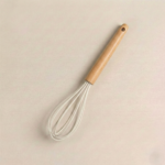 Batidor de globo manual con varillas de silicona blanca y mango ergonómico de madera