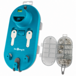 Kit azul turquesa para colgar cuadros con nivel de burbuja incorporado y organizador transparente abierto con 85 herrajes metálicos variados.