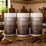 Tres frascos de colágeno hidrolizado con resveratrol sabor cocoa rodeados de cacao en polvo, trozos de chocolate y granos en un mesón de cocina.