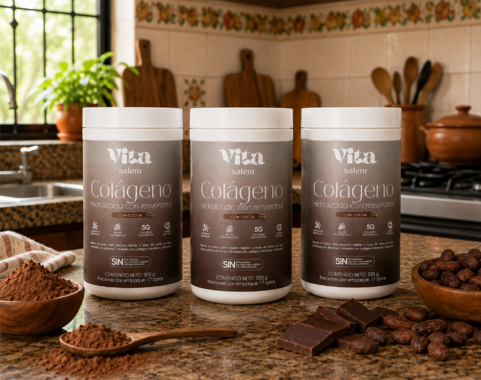 Tres frascos de colágeno hidrolizado con resveratrol sabor cocoa rodeados de cacao en polvo, trozos de chocolate y granos en un mesón de cocina.