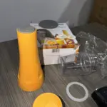 Mini licuadora multifuncional mostrando su recipiente transparente