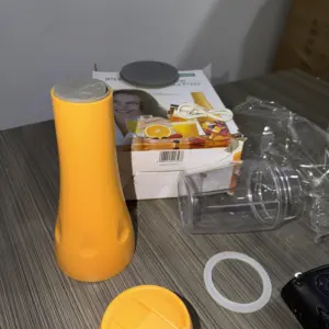 Mini licuadora multifuncional mostrando su recipiente transparente