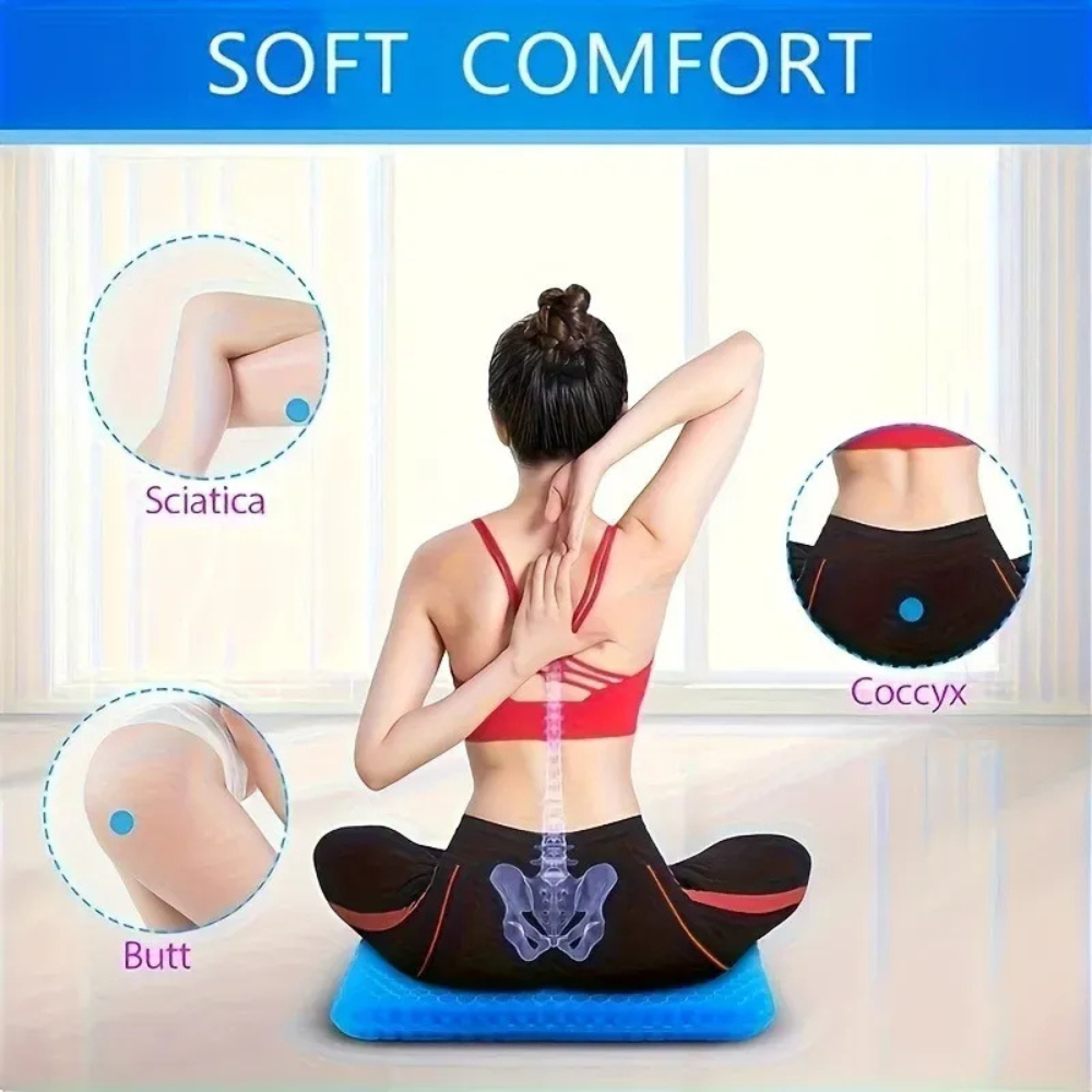 Cojín de gel azul con textura de panal para aliviar dolor de coxis, glúteos y ciática, mostrado en uso por una mujer sentada.