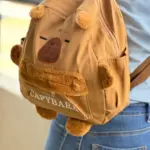 Mochila de peluche con diseño de capibara kawaii - Aporta un estilo tierno a tu atuendo diario - Imagen 3