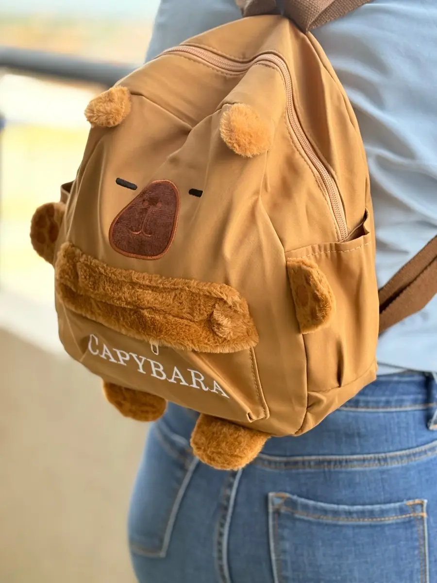 Mochila de peluche con diseño de capibara kawaii - Aporta un estilo tierno a tu atuendo diario