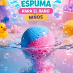 Bomba de baño efervescente azul y rosa creando espuma multicolor bajo el agua, con patito de goma y accesorios de aseo para niños.