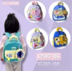 Mochila escolar infantil verde menta con bolsillo amarillo y monedero de astronauta, vista trasera en niña, con cuatro variantes de color adicionales al fondo.