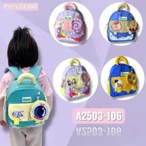Mochila escolar infantil verde menta con bolsillo amarillo y monedero de astronauta, vista trasera en niña, con cuatro variantes de color adicionales al fondo.