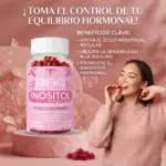 Frasco rosado de gomitas con inositol sobre podio, acompañado de una mujer comiendo una gomita y texto sobre equilibrio hormonal.