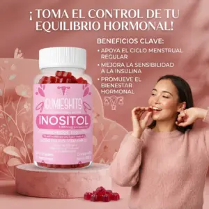 Frasco rosado de gomitas con inositol sobre podio, acompañado de una mujer comiendo una gomita y texto sobre equilibrio hormonal.
