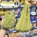 Bolsa reutilizable de tela verde arrugada, muy elástica y compacta en la mano, y expandida con gran capacidad en supermercado.