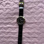 Reloj Orient de cuarzo con doble calendario y pulso de cocodrilo - Eleva tu presencia ejecutiva con precisión absoluta - Imagen 4