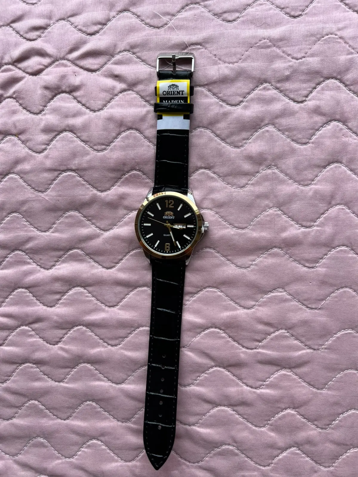 Reloj Orient de cuarzo con doble calendario y pulso de cocodrilo - Eleva tu presencia ejecutiva con precisión absoluta