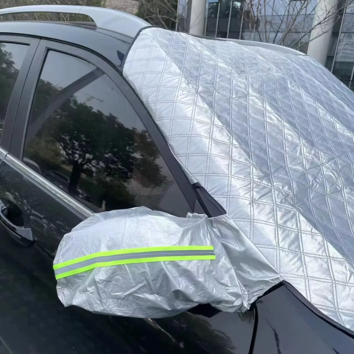 Protector térmico plateado acolchado para parabrisas de auto con funda reflectiva para el espejo retrovisor.