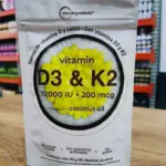 Bolsa blanca de vitamina D3 y K2 de Micro Ingredients con cápsulas amarillas sobre fondo de coco y 90 g de contenido neto.