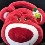 Bolso de peluche Lotso de 25 cm - complementa tu estilo diario con un toque divertido - Imagen 3