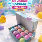 Set de bombas de baño efervescentes multicolores en caja azul, rodeadas de burbujas y accesorios infantiles en un ambiente de baño.