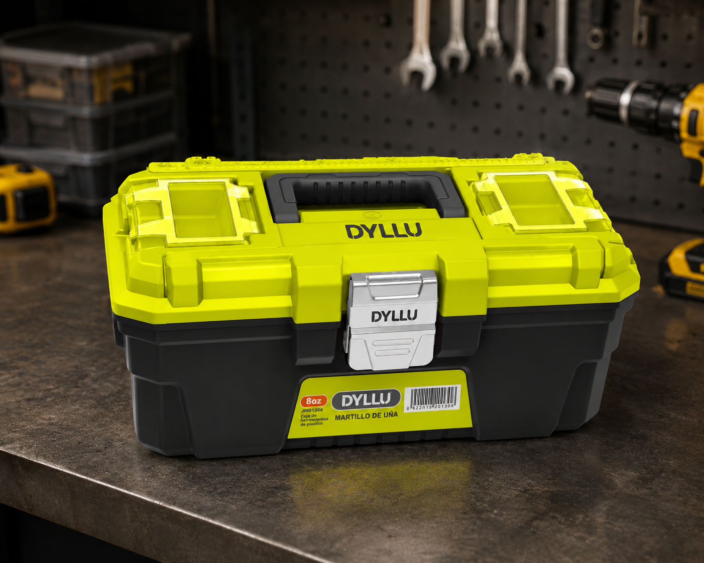 Caja de herramientas plástica DYLLU amarillo neón y gris con cierre metálico y compartimentos en la tapa, sobre un banco de trabajo.