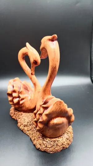 Pareja de Cisnes Decorativos en Resina