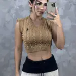 Camisa tejida sin mangas color café con cuello en V y textura de trenzado, estilo crop top corto para un look casual y fresco.