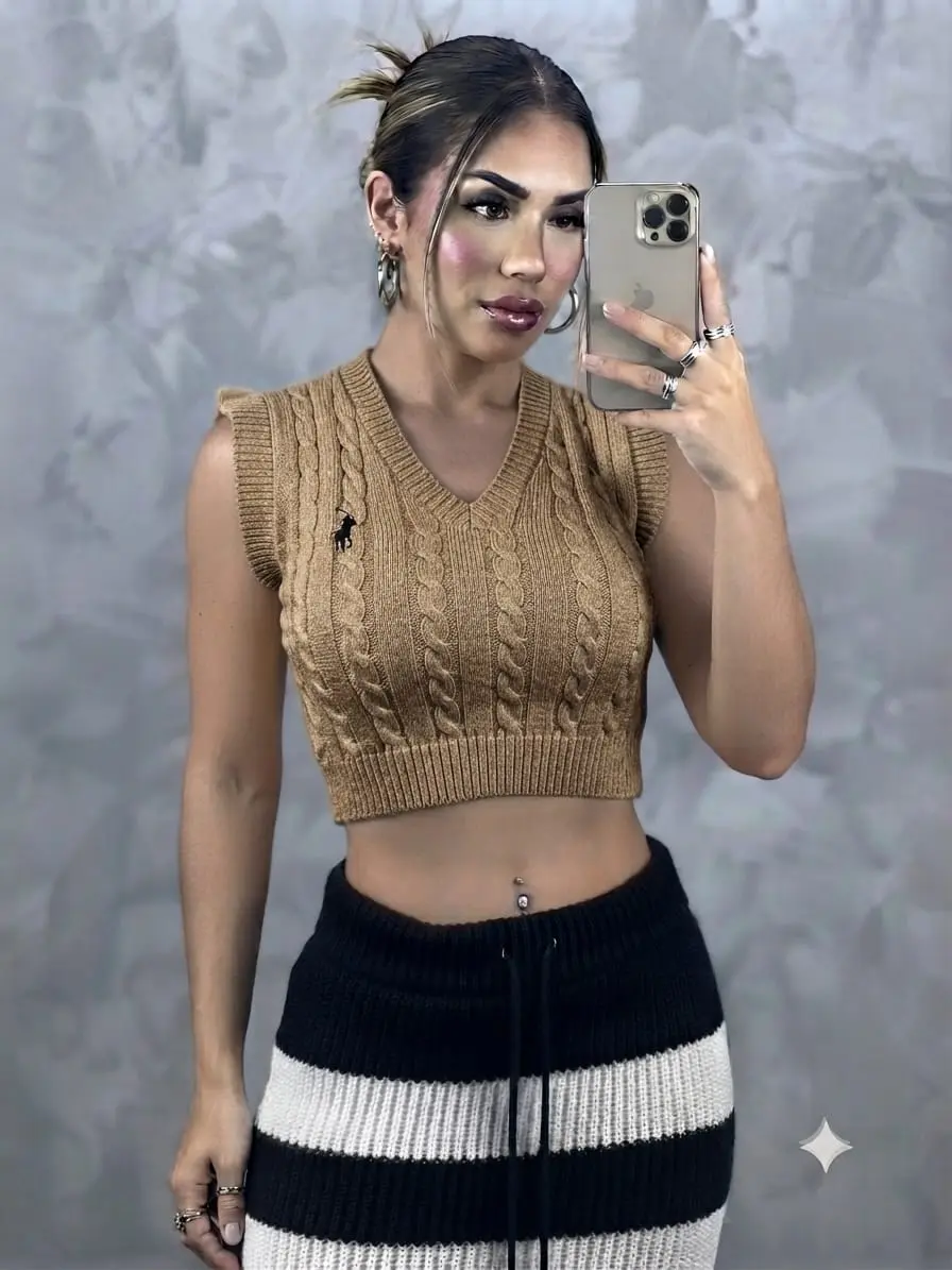 Camisa tejida sin mangas color café con cuello en V y textura de trenzado, estilo crop top corto para un look casual y fresco.