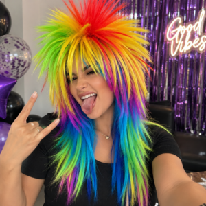 Peluca multicolor larga de fantasía para Halloween y cosplay, estilo erizo con tonos vibrantes rojo, amarillo, verde, azul y morado.