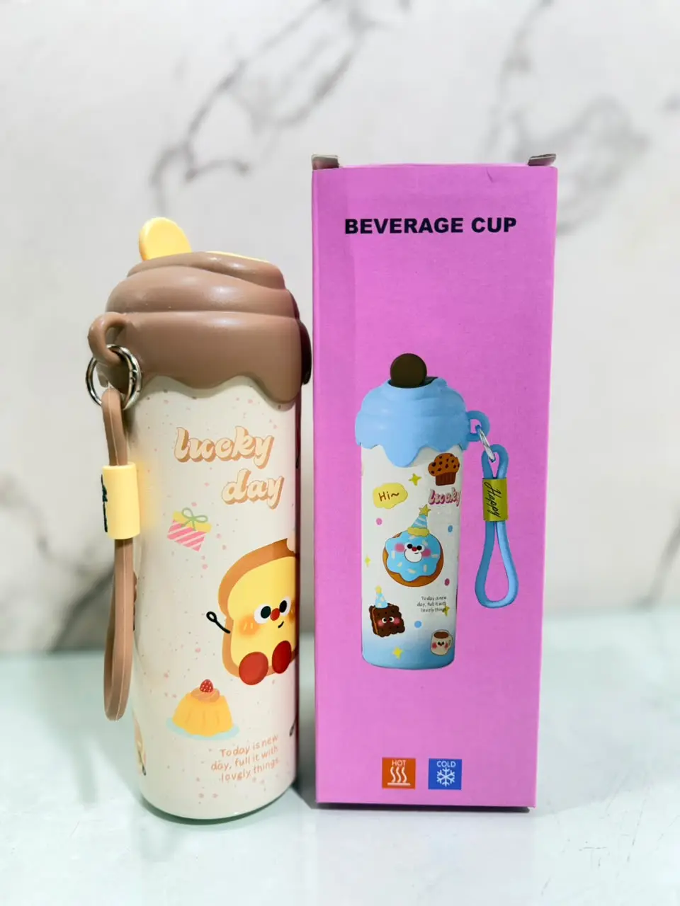 Termo kawaii color crema de 600ml con tapa marrón en relieve, diseño de tostada animada y caja rosa de presentación.