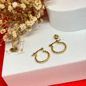 Candongas Melcocha 1.5 cm en oro laminado - realzan tu elegancia diaria con comodidad