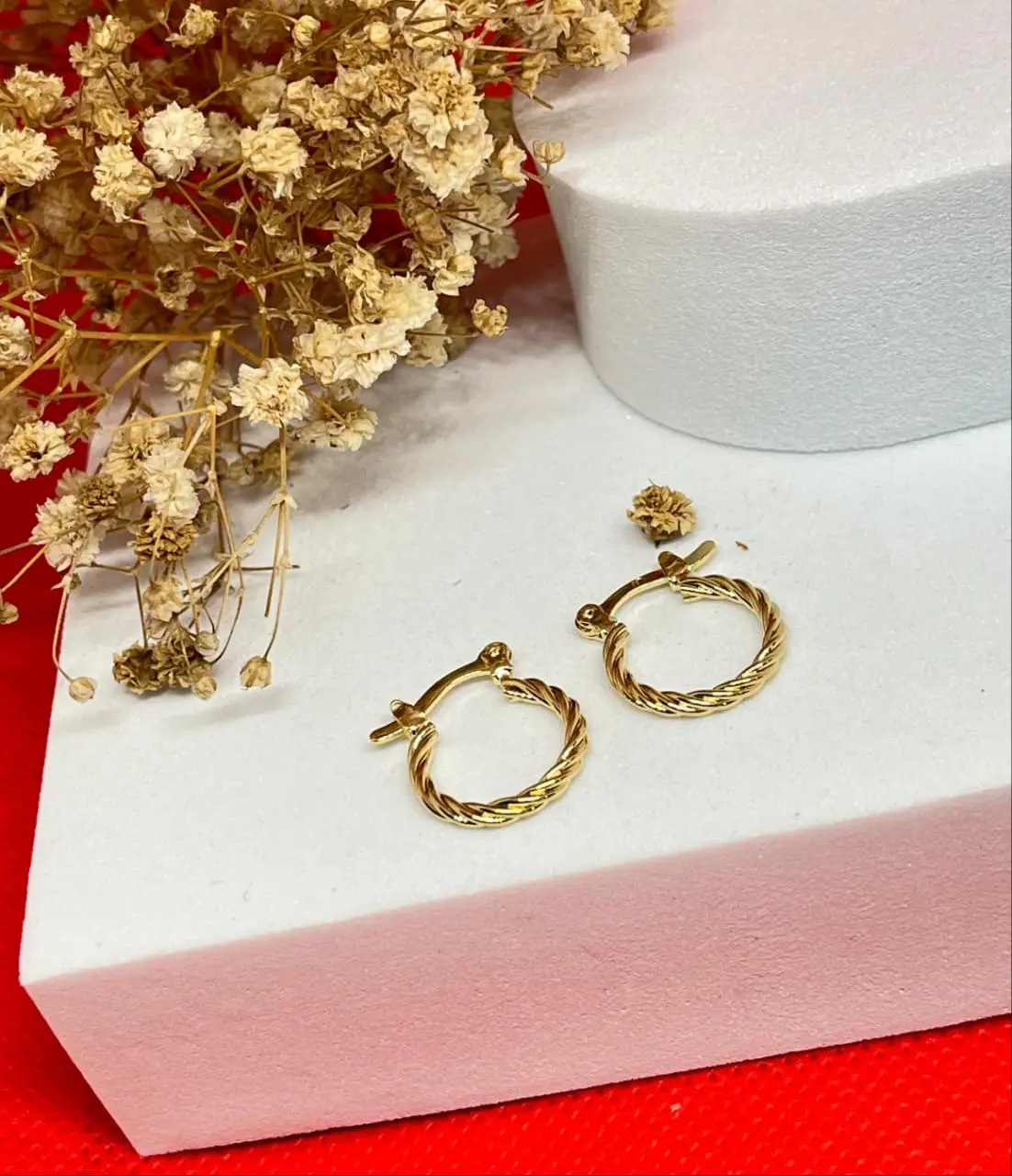 Candongas Melcocha 1.5 cm en oro laminado - realzan tu elegancia diaria con comodidad