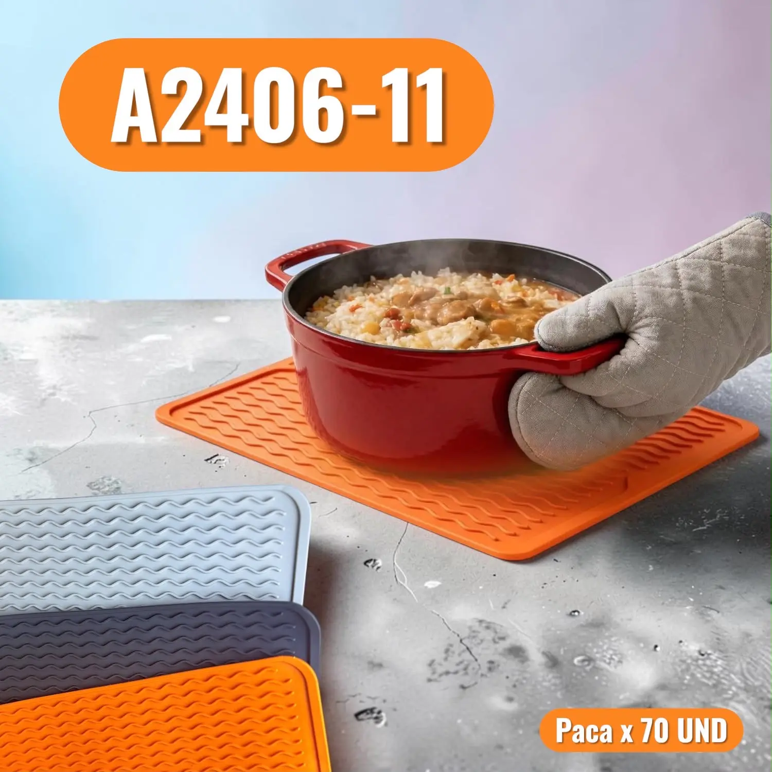 Tapete térmico de silicona naranja texturizado sobre mesa, protegiendo una superficie mientras sostiene una olla roja con comida humeante. Incluye variaciones en gris y azul.